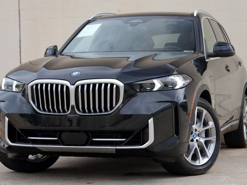 Used 2024 BMW X5 xDrive50e w/ Parking Assistance Package AWD/4WD image 3