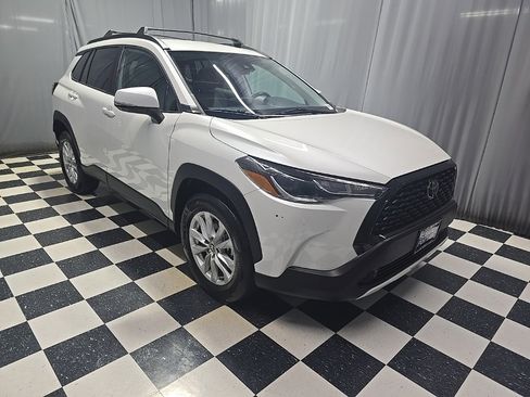 Used 2022 Toyota Corolla Cross LE image 3