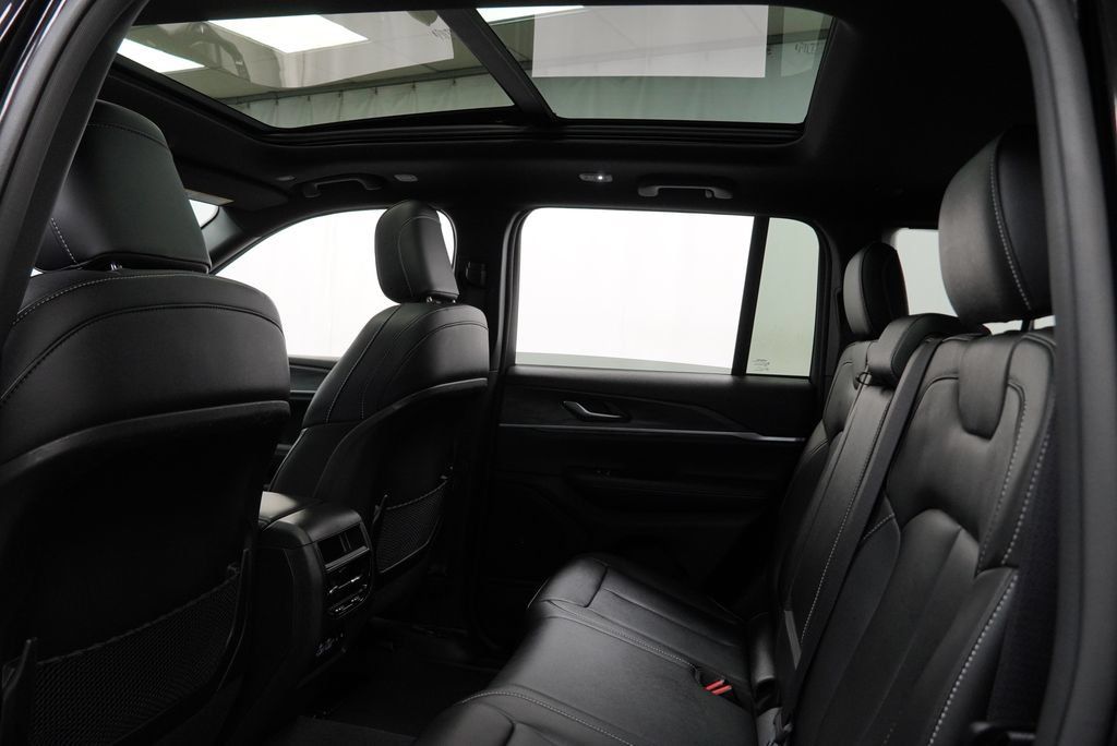 Used 2024 Jeep Grand Cherokee Limited AWD/4WD image 4