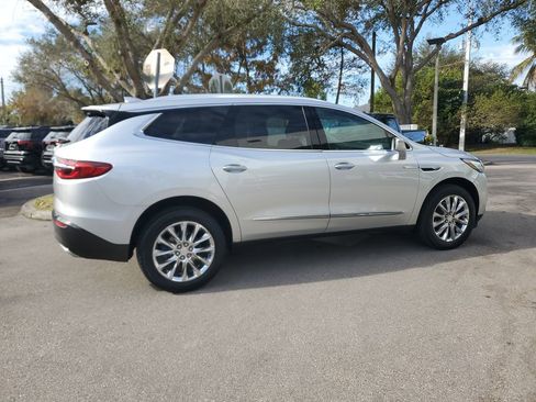 Used 2020 Buick Enclave Essence image 6