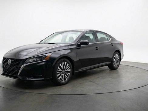 Used 2025 Nissan Altima 2.5 SV image 3