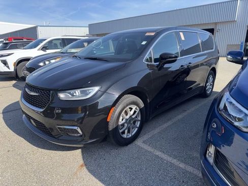 Used 2025 Chrysler Pacifica Select FWD image 2