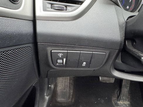 Used 2017 Hyundai Veloster Value Edition image 11