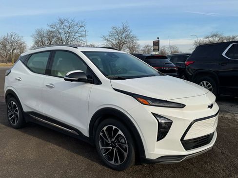 Used 2022 Chevrolet Bolt EUV Premier w/ Sun & Sound Package image 3