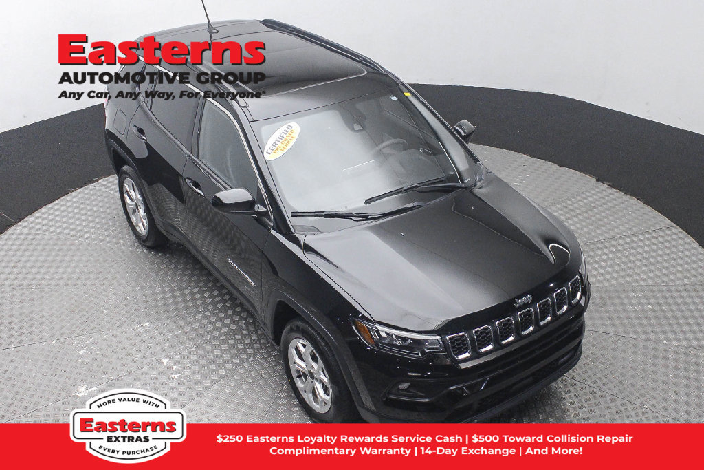 Used 2025 Jeep Compass Latitude w/ Sun & Sound Group AWD/4WD image 4