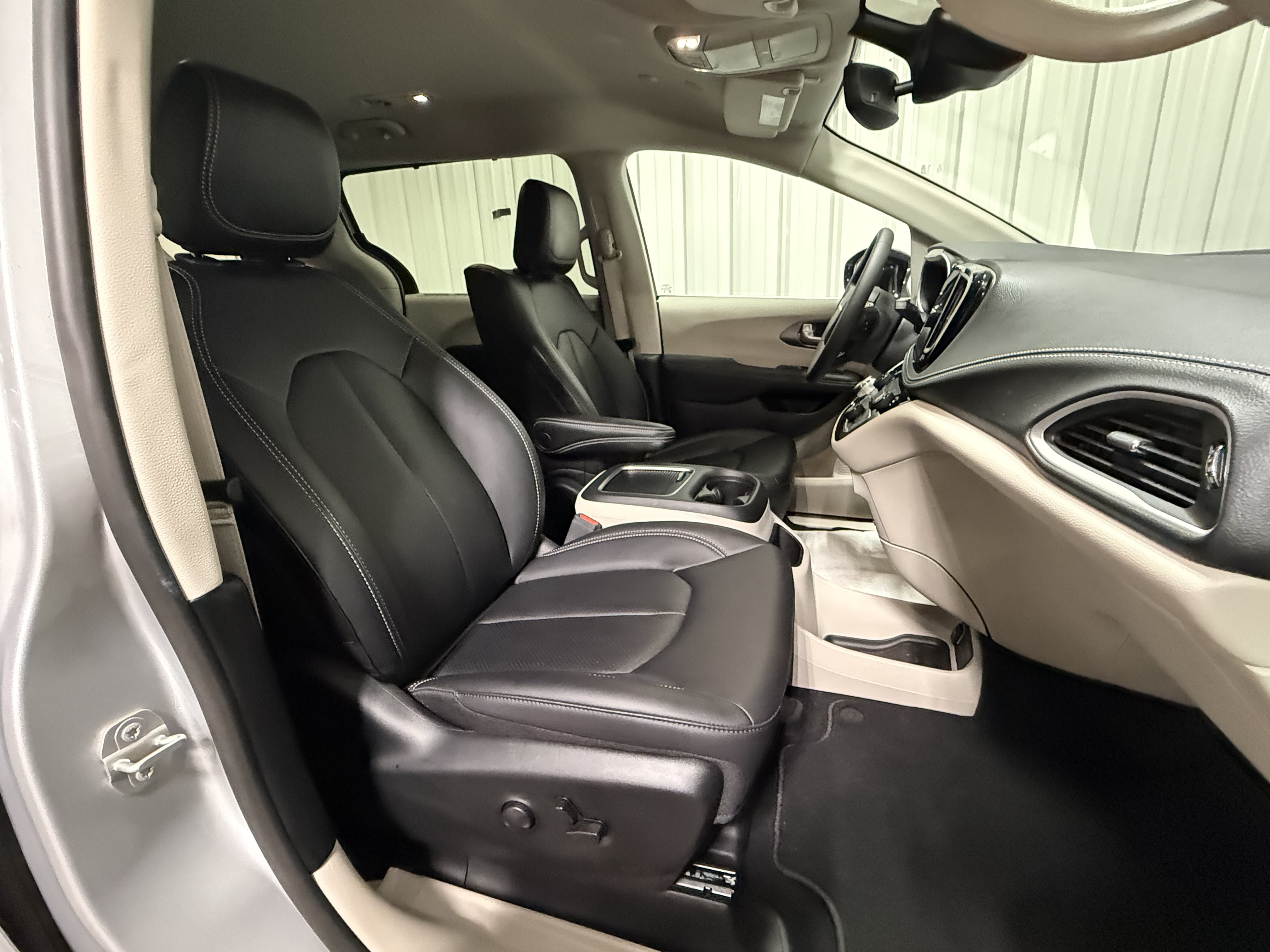 Used 2024 Chrysler Pacifica Touring-L w/ Uconnect Theater Family Group AWD/4WD image 10