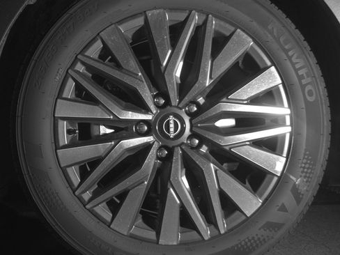 Used 2025 Nissan Altima 2.5 SV FWD image 12