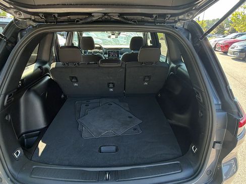Used 2025 Jeep Grand Cherokee Laredo X RWD image 13