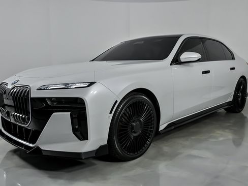 Used 2025 BMW 760i xDrive w/ Executive Package image 5