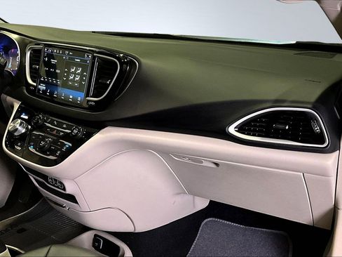 Used 2024 Chrysler Pacifica Touring-L image 26