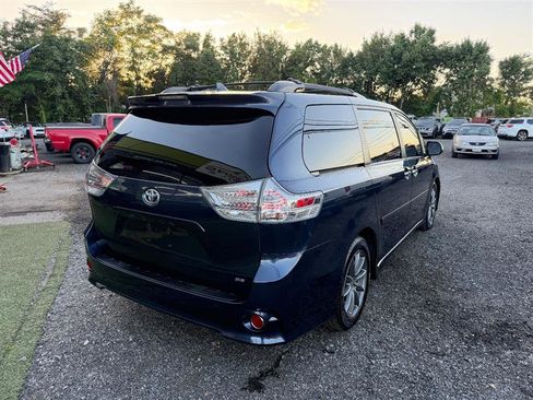 Used 2018 Toyota Sienna SE Premium w/ Carpet Mat Package FWD image 4
