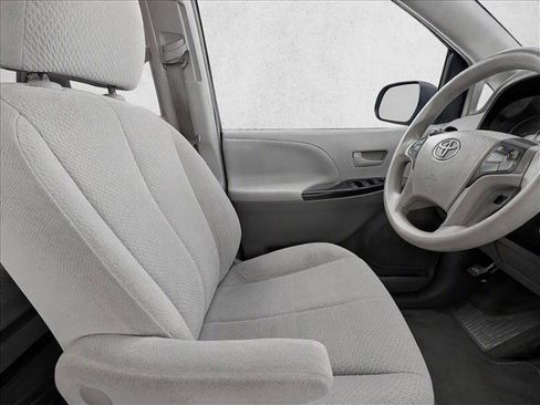 Used 2013 Toyota Sienna LE AWD/4WD image 10