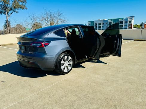 Used 2022 Tesla Model Y Long Range AWD/4WD image 34