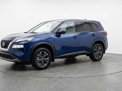 Used 2025 Nissan Rogue SV image 3