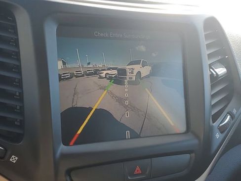 Used 2016 Jeep Cherokee Latitude w/ Cold Weather Group image 18