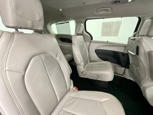 Used 2020 Chrysler Pacifica Touring-L Plus image 15