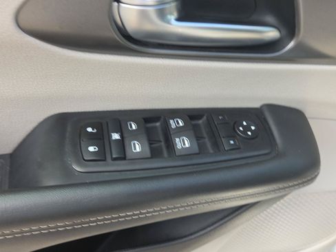 Used 2024 Chrysler Pacifica Touring-L FWD image 23