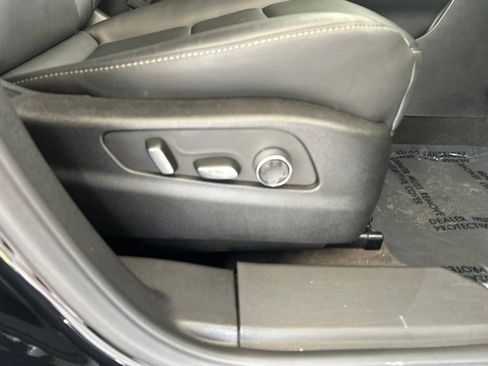 Used 2025 Cadillac XT4 Premium Luxury FWD image 28