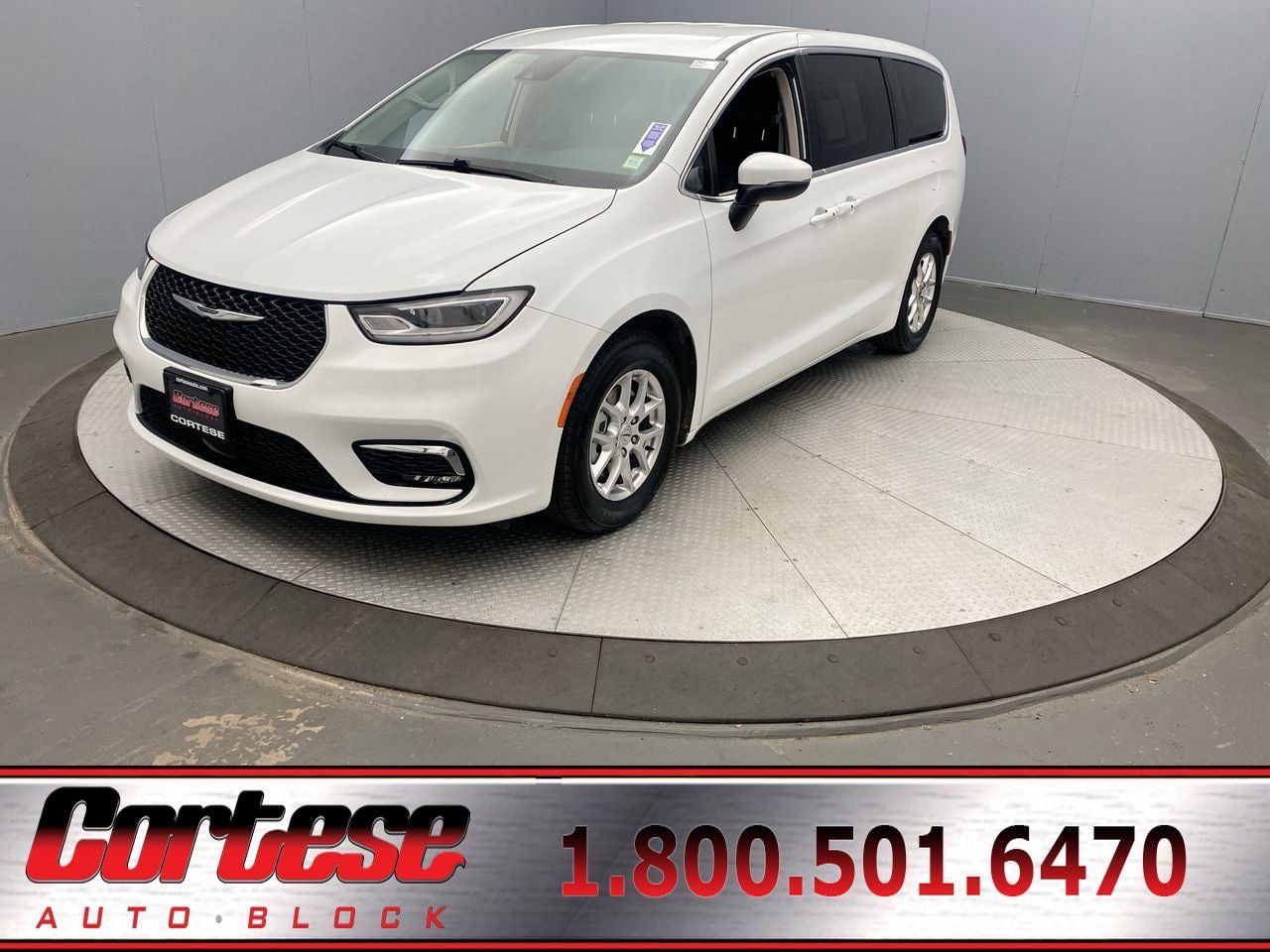 Used 2023 Chrysler Pacifica Touring-L FWD image 1