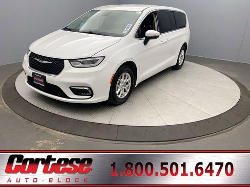 Used 2023 Chrysler Pacifica Touring-L FWD image 1