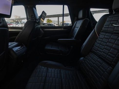 Used 2025 Cadillac Escalade Premium Luxury Platinum image 34