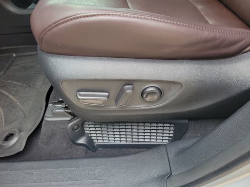Used 2023 Toyota Sienna Platinum FWD image 10