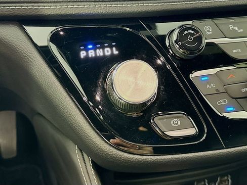Used 2025 Chrysler Pacifica Limited FWD image 18