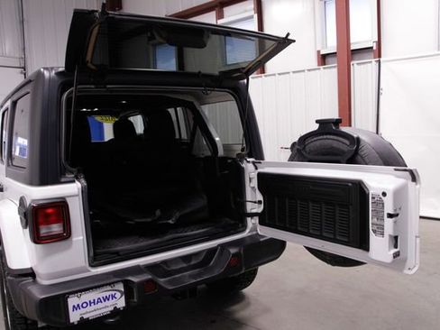 Used 2022 Jeep Wrangler Unlimited Sahara image 19