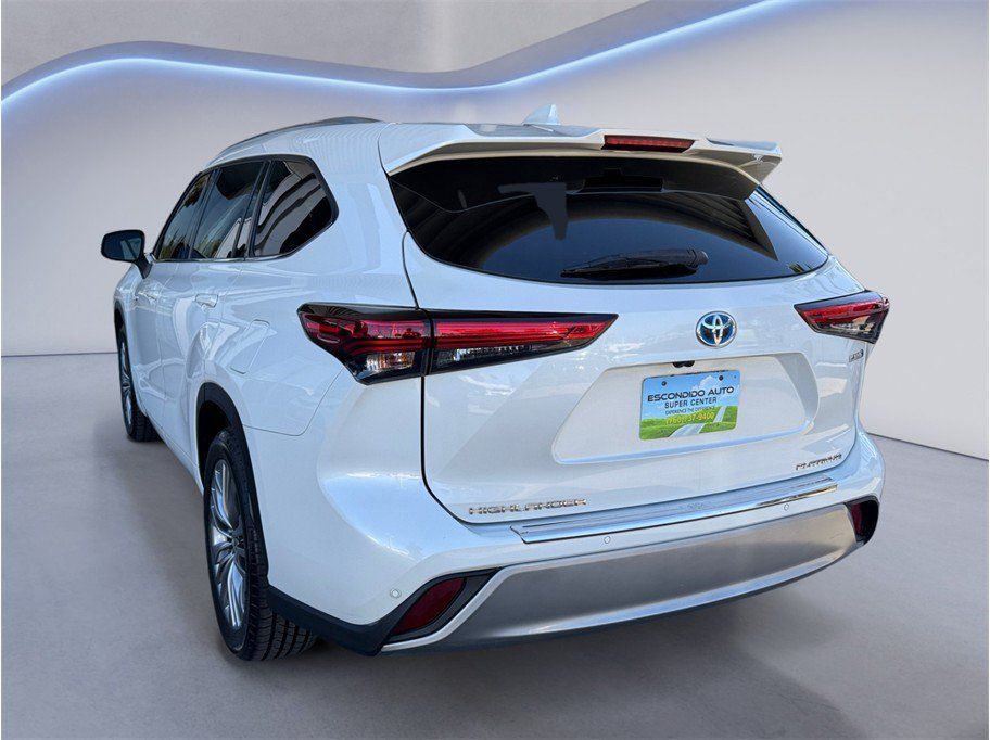 Used 2021 Toyota Highlander Platinum FWD image 4