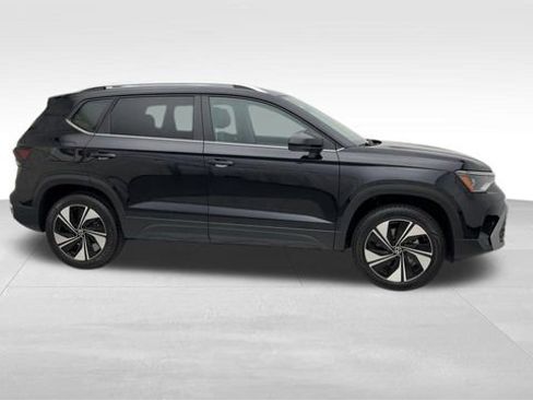 Certified 2025 Volkswagen Taos SE image 11