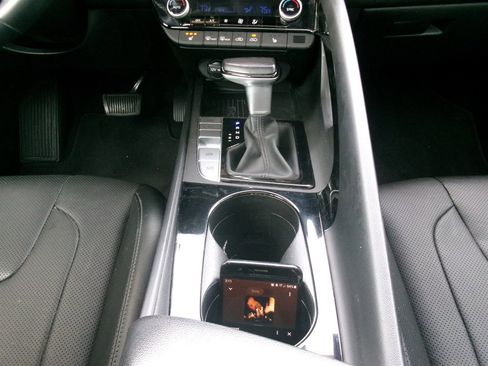 Used 2022 Hyundai Elantra Limited image 25