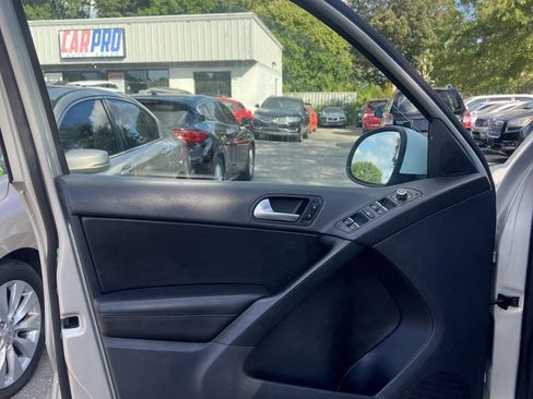 Used 2012 Volkswagen Tiguan SE image 9