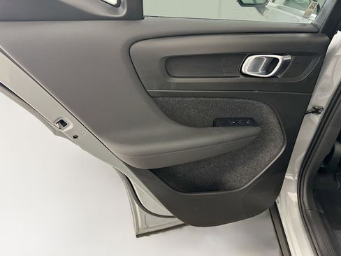 Used 2025 Volvo XC40 B5 Core image 28