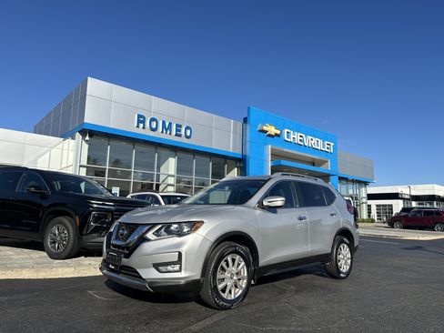 Used 2017 Nissan Rogue SV image 1