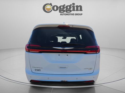 Used 2022 Chrysler Pacifica Limited w/ Uconnect Theater Family Group image 5