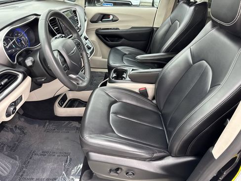 Used 2023 Chrysler Pacifica Touring-L FWD image 26