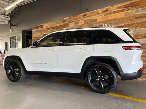 Used 2023 Jeep Grand Cherokee Altitude AWD/4WD image 13