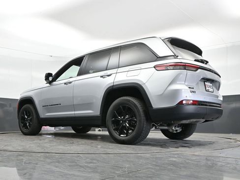 Used 2025 Jeep Grand Cherokee Altitude AWD/4WD image 48