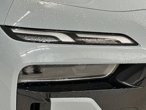 Certified 2023 BMW 760i xDrive image 10