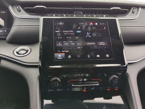 Used 2024 Jeep Grand Cherokee Altitude image 15