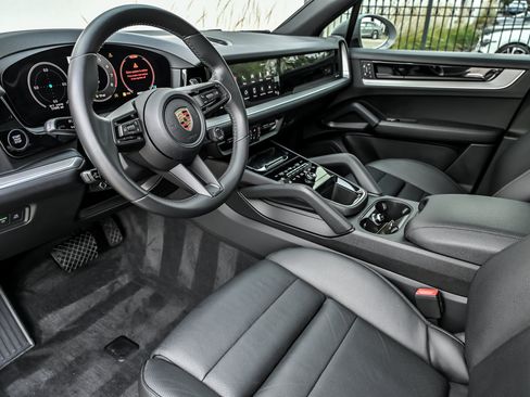 Used 2024 Porsche Cayenne AWD/4WD image 18