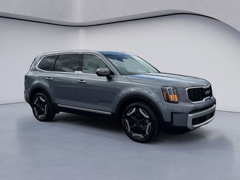Used 2025 Kia Telluride EX w/ EX Captain's Chair Package image 7