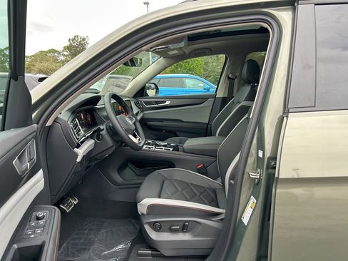 Used 2025 Volkswagen Atlas Peak Edition SE image 9