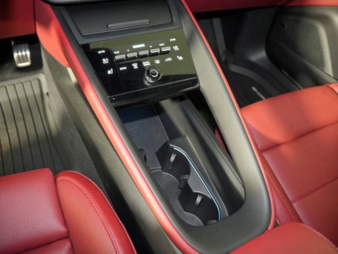 Certified 2025 Porsche Macan 4S Electric AWD/4WD image 34