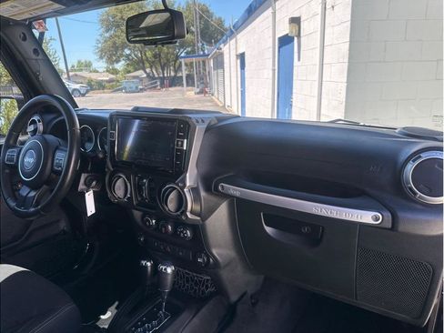 Used 2016 Jeep Wrangler Unlimited Rubicon w/ Connectivity Group AWD/4WD image 37