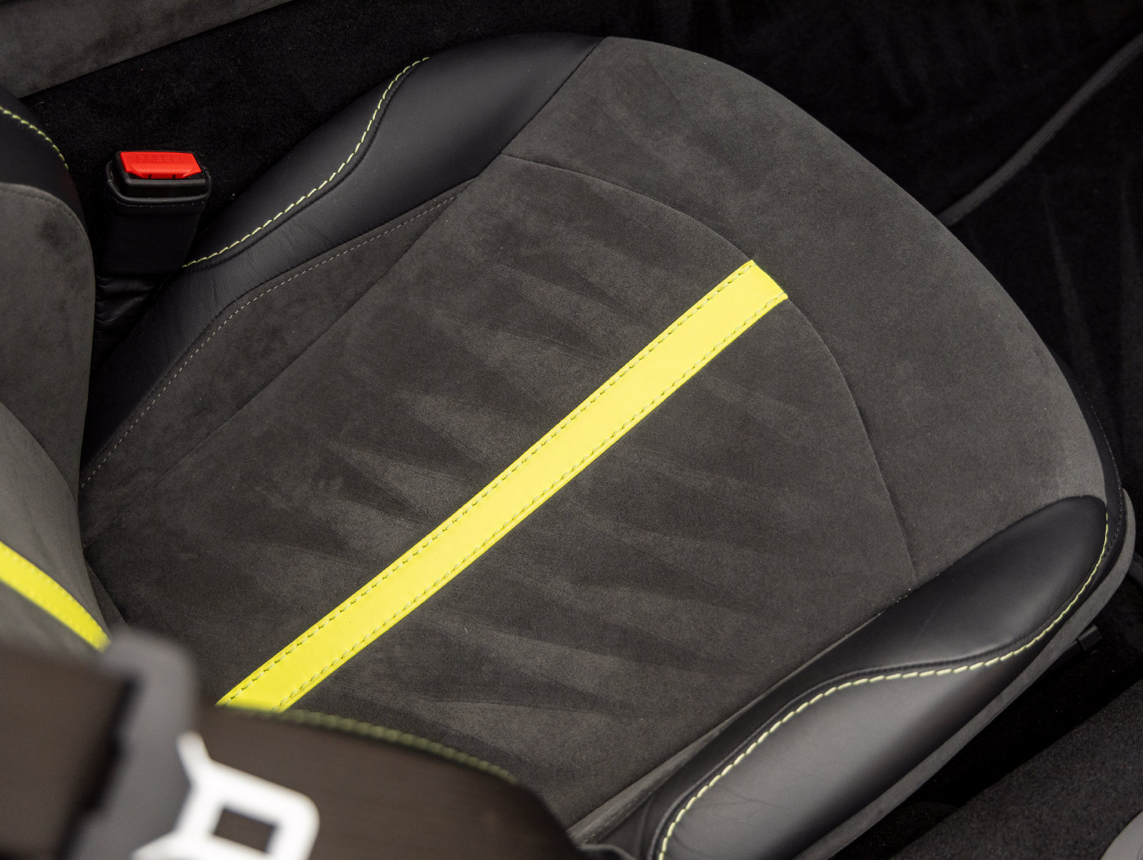 Used 2023 Aston Martin V8 Vantage Roadster RWD image 40