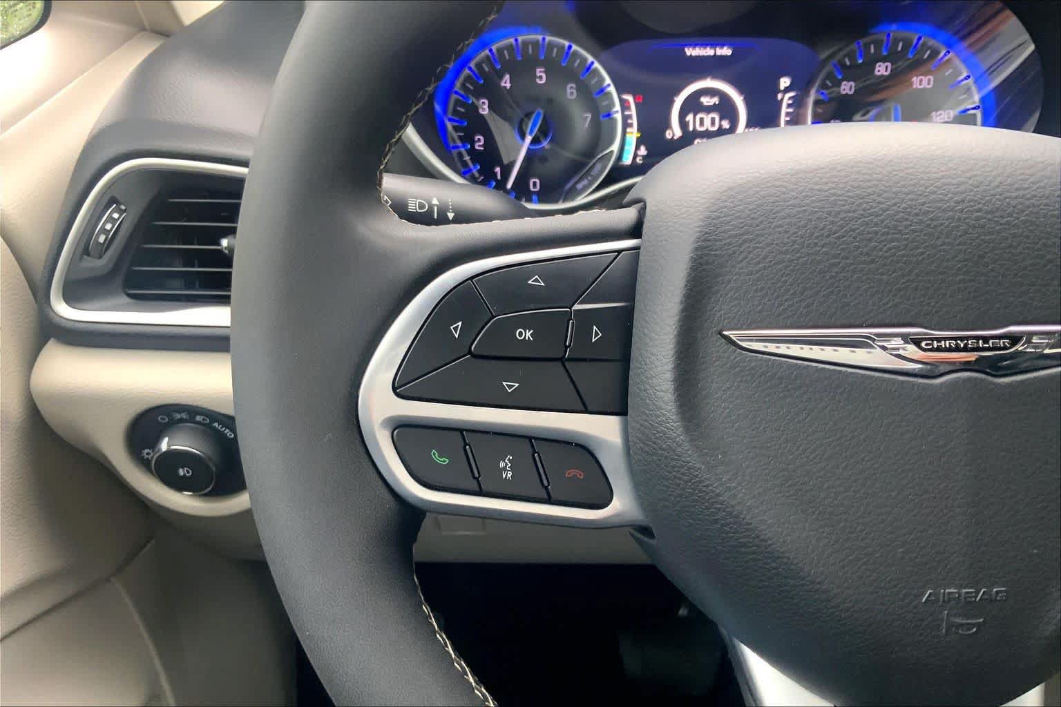 Used 2024 Chrysler Pacifica Touring-L FWD image 22