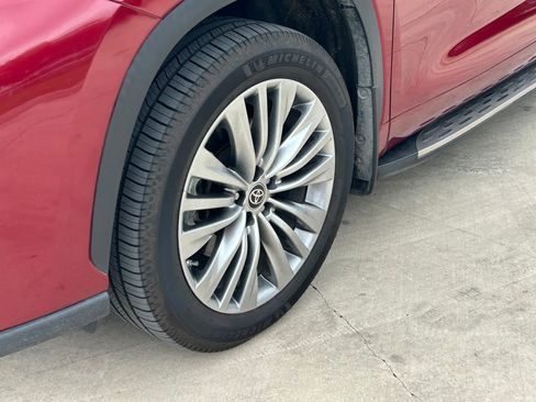 Used 2023 Toyota Highlander Platinum FWD image 9