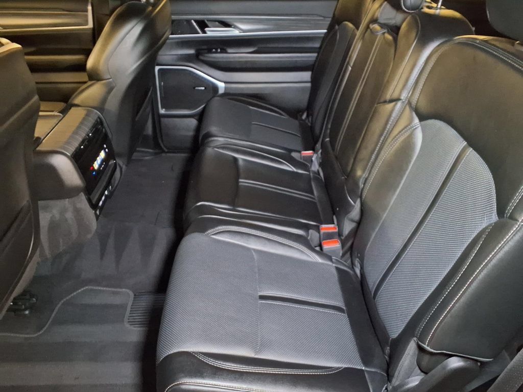 Used 2024 Jeep Wagoneer Series II w/ Flexible Seating Group RWD image 16