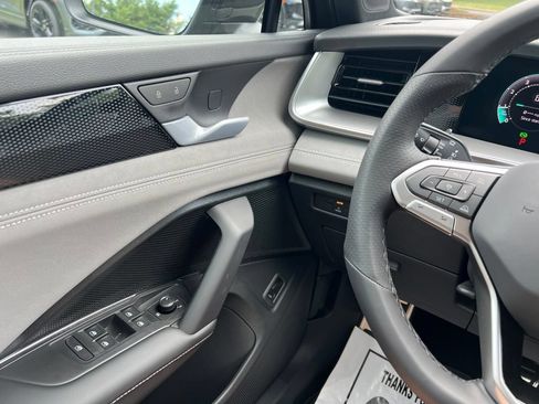 New 2026 Volkswagen Tiguan SE R-Line AWD/4WD image 18